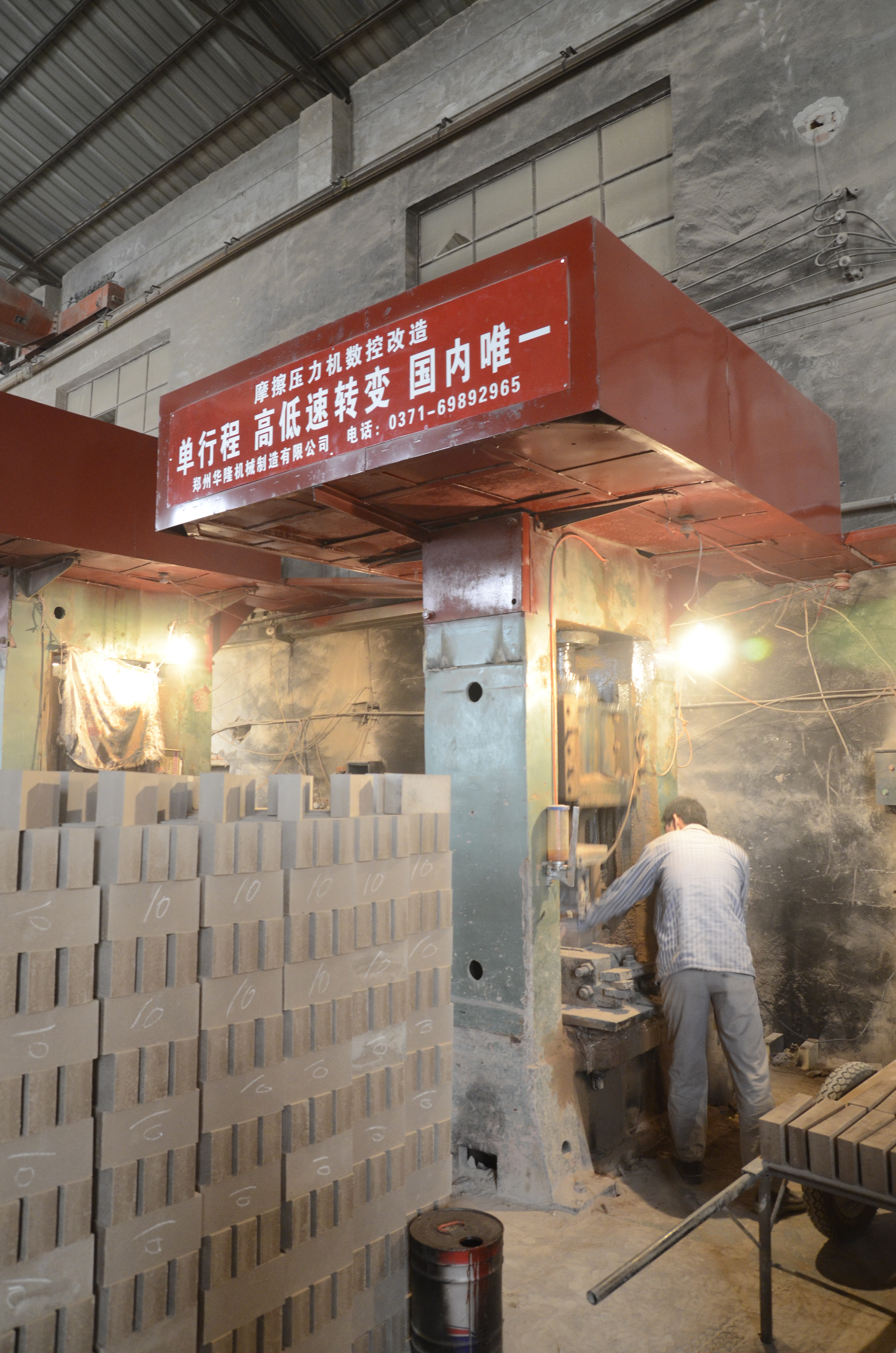 為什么企業(yè)都在淘汰摩擦壓力機？不僅僅是省錢的事